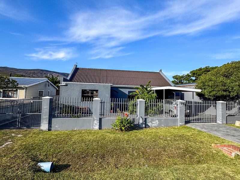 2 Bedroom Property for Sale in Sandbaai Western Cape